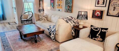 Casa, letti multipli, patio, vista giardino (41 W High St) | Area soggiorno