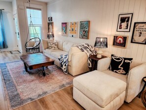 ハウス ベッド (複数台) パティオ ガーデンビュー (41 W High St) | リビング エリア