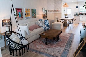 House, Multiple Beds, Patio, Garden View (41 W High St) | Living area