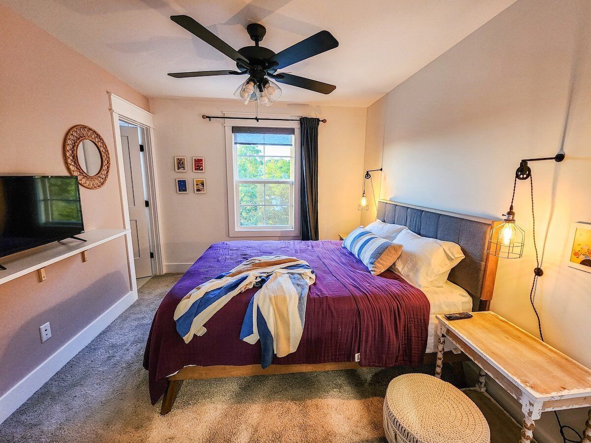 House, Multiple Beds, Patio, Garden View (41 W High St) | 3 bedrooms, individually decorated, individually furnished, bed sheets