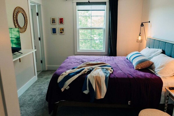 House, Multiple Beds, Patio, Garden View (41 W High St) | 3 bedrooms, individually decorated, individually furnished, bed sheets