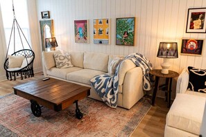 Hus - flera sängar - uteplats - utsikt mot trädgården (41 W High St) | Vardagsrum