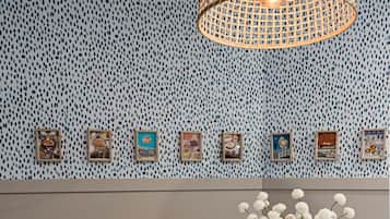 Casa, várias camas, varanda, vista para o jardim (41 W High St) | 3 quartos, individualmente decorados, individualmente mobiliados