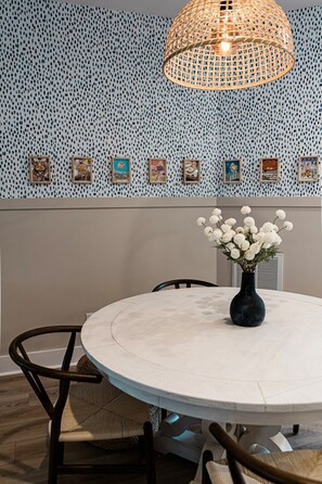 House, Multiple Beds, Patio, Garden View (41 W High St) | 3 bedrooms, individually decorated, individually furnished, bed sheets