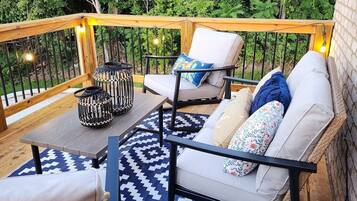 Casa, várias camas, varanda, vista para o jardim (41 W High St) | Vista do quarto