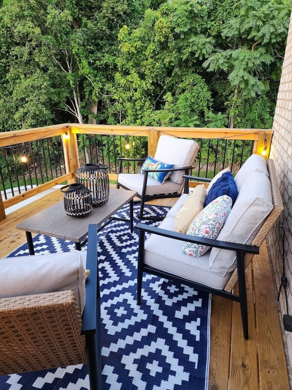 Casa, varias camas, patio, vista al jardín (41 W High St) | Vista desde la habitación