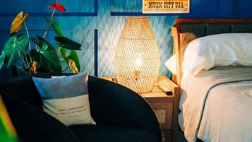 House, Multiple Beds, Patio, Garden View (41 W High St) | 3 bedrooms, individually decorated, individually furnished, bed sheets