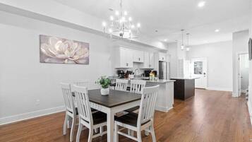 Casa, várias camas, varanda, vista para o jardim (Unit #C (527 N 1st St)) | 2 quartos, individualmente decorados, individualmente mobiliados