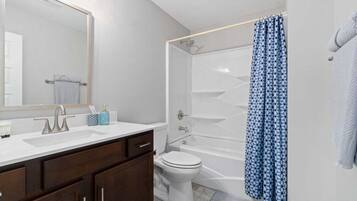 Casa, letti multipli, patio, vista giardino (Unit #C (527 N 1st St)) | Bagno | Asciugamani