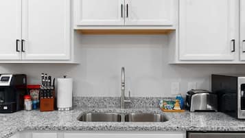 House, Multiple Beds, Patio, Garden View (Unit #C (527 N 1st St)) | Private kitchen