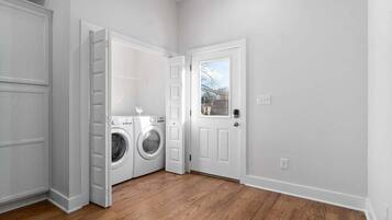 Casa, várias camas, varanda, vista para o jardim (Unit #C (527 N 1st St)) | Parte interna