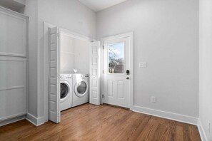 Hus - flera sängar - uteplats - utsikt mot trädgården (Unit #C (527 N 1st St)) | Interiör