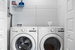 منزل - عدة أسرّة - برواق - منظر للحديقة (Unit #C (527 N 1st St)) | غسيل الملابس