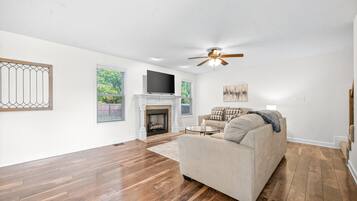 Nhà, nhiều giường, sân hiên, quang cảnh vườn (615 Fox Path Ln) | Khu phòng khách