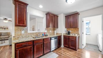 Nhà, nhiều giường, sân hiên, quang cảnh vườn (615 Fox Path Ln) | Bếp riêng