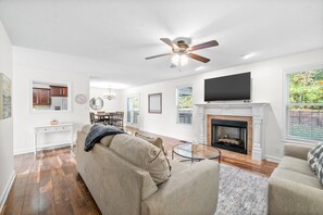 House, Multiple Beds, Patio, Garden View (615 Fox Path Ln) | Living area - The Fox House (Clarksville)