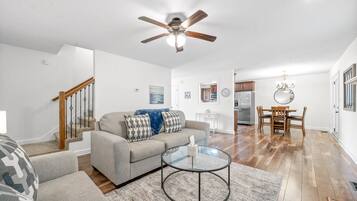 Ferienhaus, Mehrere Betten, Terrasse, Gartenblick (615 Fox Path Ln) | Wohnbereich