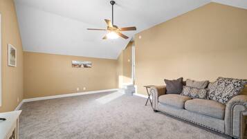 Rumah, Beberapa Tempat Tidur, patio, pemandangan kebun (615 Fox Path Ln) | Area keluarga