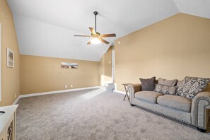 Rumah, Beberapa Tempat Tidur, patio, pemandangan kebun (615 Fox Path Ln) | Area keluarga