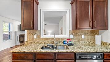 Casa, varias camas, patio, vistas al jardín (615 Fox Path Ln) | Cocina privada