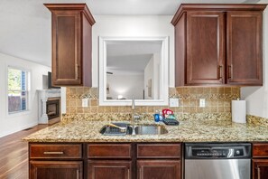 Rumah, Beberapa Tempat Tidur, patio, pemandangan kebun (615 Fox Path Ln) | Dapur pribadi