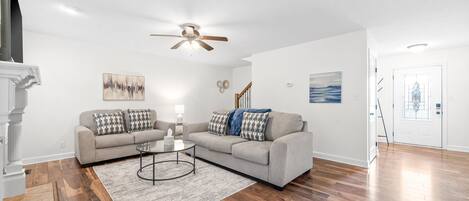 House, Multiple Beds, Patio, Garden View (615 Fox Path Ln) | Living area