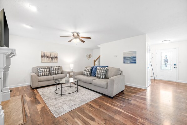 Ferienhaus, Mehrere Betten, Terrasse, Gartenblick (615 Fox Path Ln) | Wohnbereich