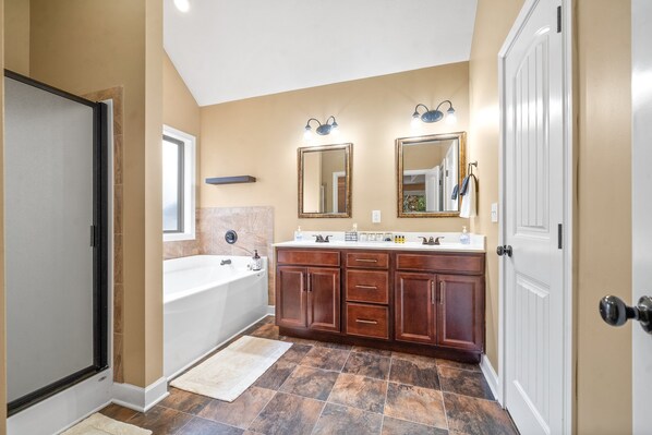 House, Multiple Beds, Patio, Garden View (615 Fox Path Ln) | Bathroom | Towels