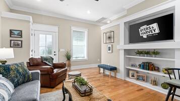 Condo, 1 Queen Bed with Sofa bed, Balcony, Garden View (Unit #5 (638 Madison St)) | Living area