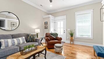 Condo, 1 Queen Bed with Sofa bed, Balcony, Garden View (Unit #5 (638 Madison St)) | Living area