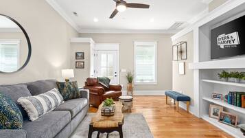 Condo, 1 cama Queen e sofá-cama, sacada, vista para o jardim (Unit #5 (638 Madison St)) | Área de estar