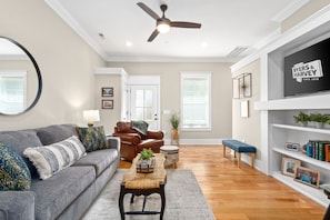 Condo, 1 cama Queen e sofá-cama, sacada, vista para o jardim (Unit #5 (638 Madison St)) | Área de estar