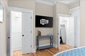 شقة - سرير كبير مع أريكة سرير - بشرفة - منظر للحديقة (Unit #5 (638 Madison St)) | 1 غرفة نوم وبديكورات فريدة لكل غرفة وطراز فريد لكل وحدة