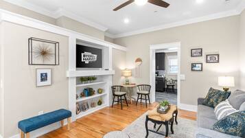 Appartement, 1 queensize bed met slaapbank, balkon, uitzicht op tuin (Unit #5 (638 Madison St)) | Woonruimte