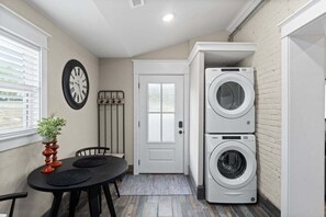 Kondominium, 1 Tempat Tidur Queen dengan tempat tidur Sofa, balkon (Unit #5 (638 Madison St)) | Laundry