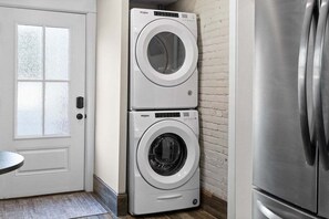 شقة - سرير كبير مع أريكة سرير - بشرفة - منظر للحديقة (Unit #5 (638 Madison St)) | غسيل الملابس