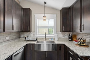 Condo, 1 cama Queen e sofá-cama, sacada, vista para o jardim (Unit #5 (638 Madison St)) | Cozinha privada