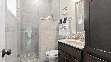 Condo, 1 giường cỡ queen và sofa giường, ban công, quang cảnh vườn (Unit #5 (638 Madison St)) | Phòng tắm | Khăn tắm