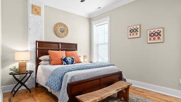 Kondominium, 1 Tempat Tidur Queen dengan tempat tidur Sofa, balkon (Unit #5 (638 Madison St)) | 1 kamar tidur dan didekorasi berbeda-beda