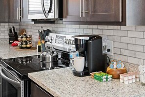 شقة - سرير كبير مع أريكة سرير - بشرفة - منظر للحديقة (Unit #5 (638 Madison St)) | مطبخ خاص