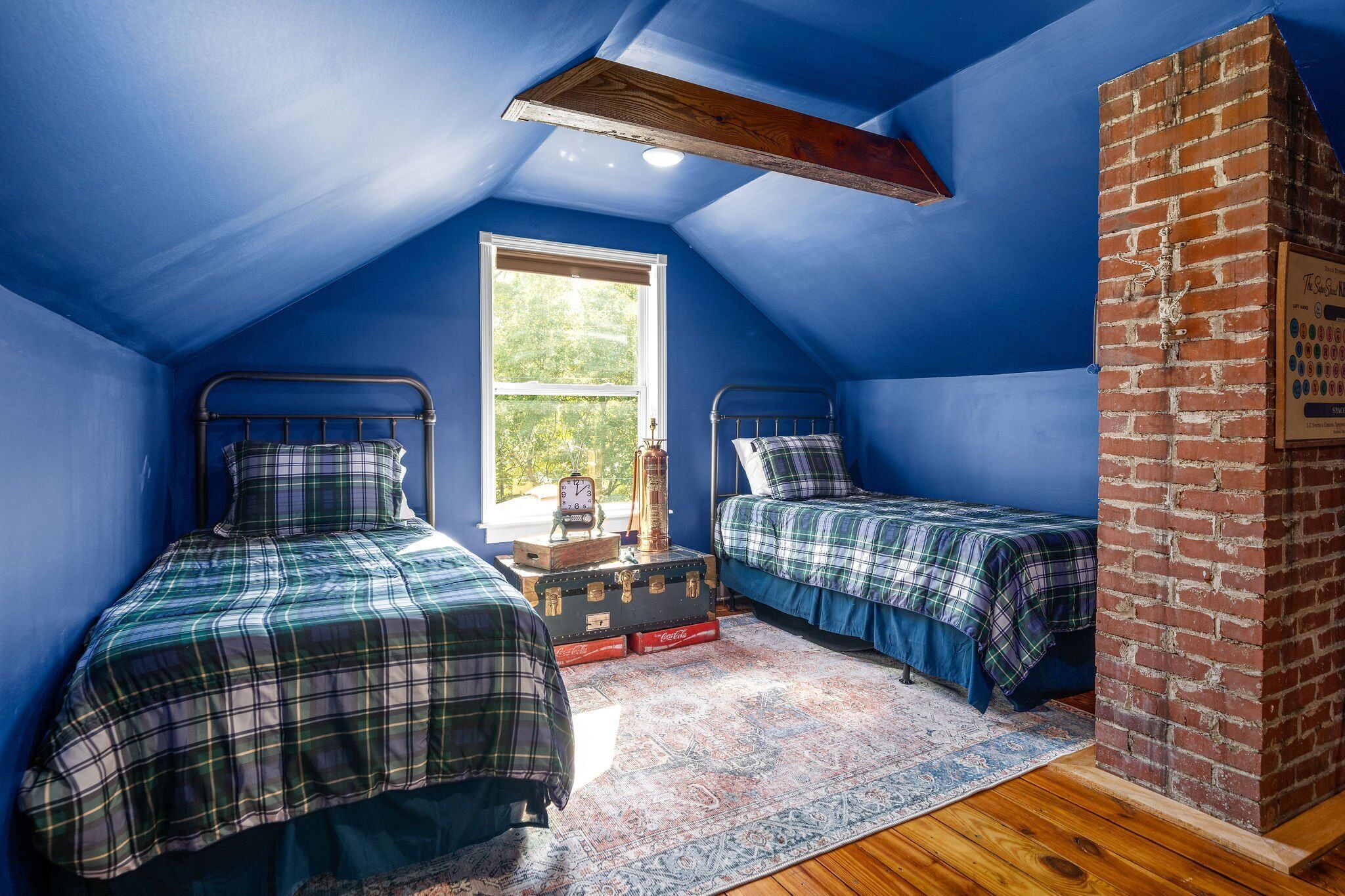 6 bedrooms, individually decorated, individually furnished, bed sheets