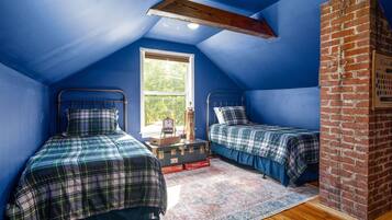 Casa, letti multipli, patio, vista giardino ( Whole Home - 914 & 920 Crossland Ave) | 6 camere, con stile personalizzato, con arredamento individuale