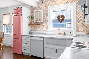 Casa, diversos llits, pati, vistes al jardí ( Whole Home - 914 & 920 Crossland Ave) | Cuina privada