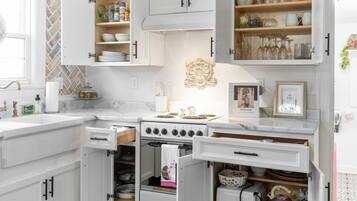 Ferienhaus, Mehrere Betten, Terrasse, Gartenblick ( Whole Home - 914 & 920 Crossland Ave) | Eigene Küche