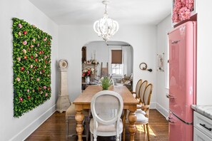 Hus - flera sängar - uteplats - utsikt mot trädgården ( Whole Home - 914 & 920 Crossland Ave) | 6 sovrum, individuell inredning, unika möbler och sängkläder