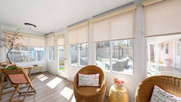 Casa, letti multipli, patio, vista giardino ( Whole Home - 914 & 920 Crossland Ave) | Vista dalla camera