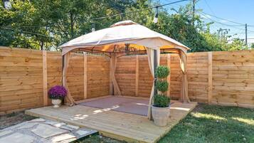 Casa, letti multipli, patio, vista giardino ( Whole Home - 914 & 920 Crossland Ave) | Terrazza/patio