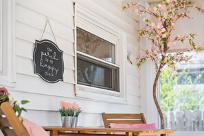 บ้านพัก, หลายเตียง, ลานระเบียง, วิวสวน ( Whole Home - 914 & 920 Crossland Ave) | 6 ห้องนอน, ห้องพักตกแต่งอย่างมีเอกลักษณ์, ตกแต่งพิเศษโดยเฉพาะ