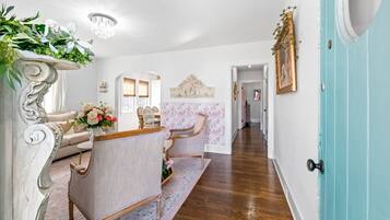 Casa, várias camas, varanda, vista para o jardim ( Whole Home - 914 & 920 Crossland Ave) | Parte interna