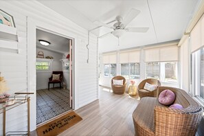 Rumah, Beberapa Tempat Tidur, patio, pemandangan kebun ( Whole Home - 914 & 920 Crossland Ave) | Area keluarga